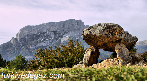 Dolmenler – Menhirler (Taş Mezarlar)