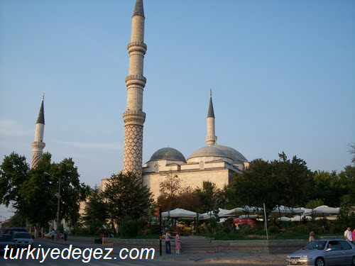 Üç Şerefeli Cami