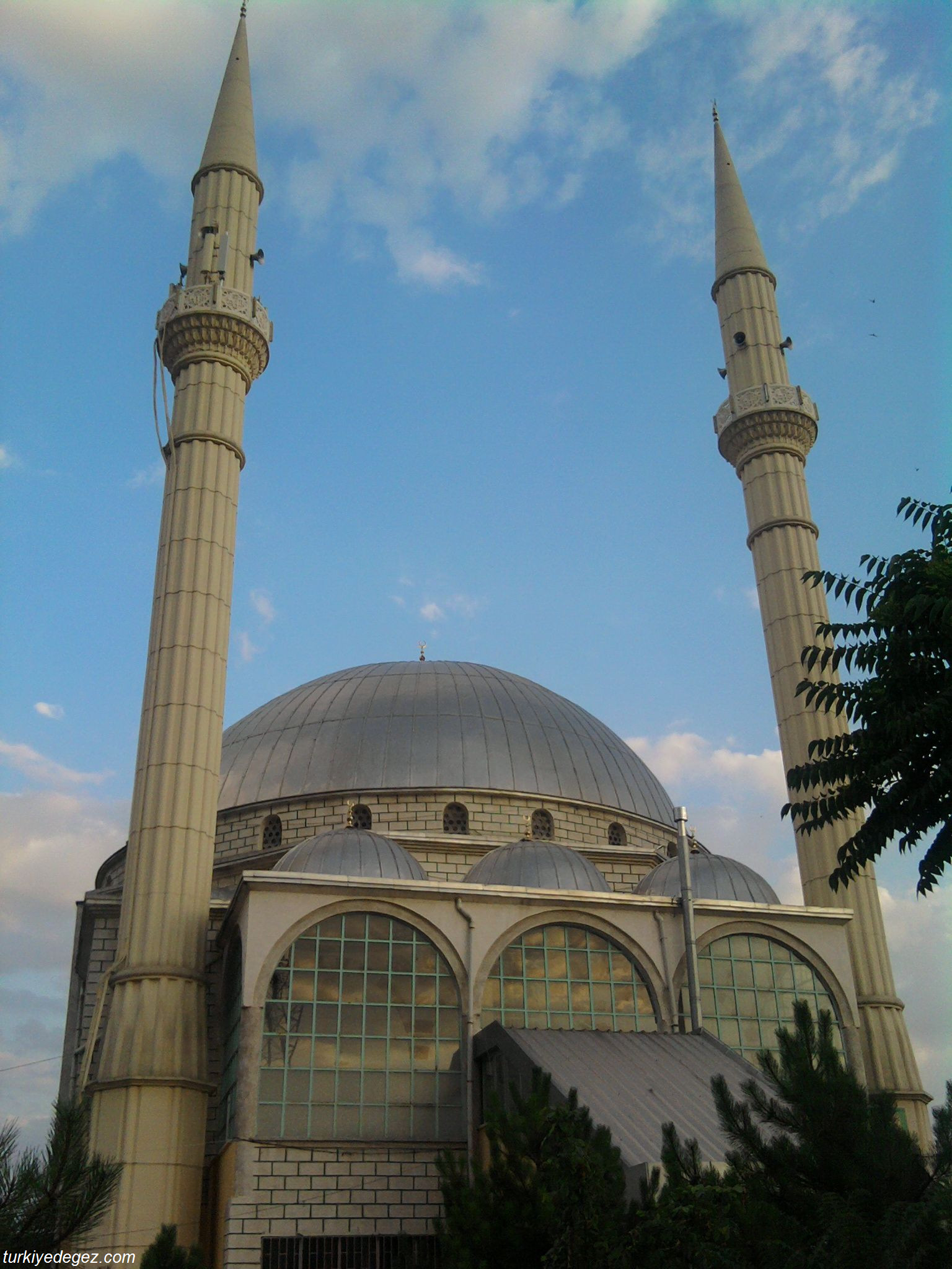 Şeyh Şamil Camii ve Türbesi